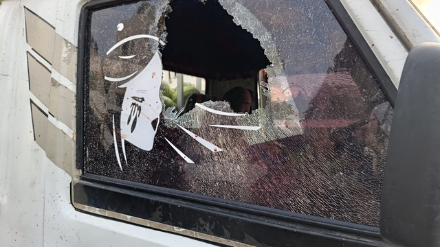 Kendisinden ucuza karpuz satan rakiplerine kızarak 3 pazarcının aracının camını kırdı