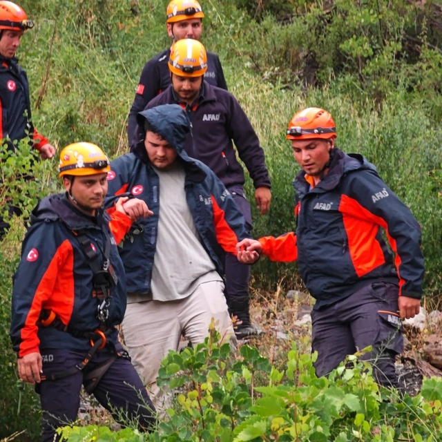 Kayalık alanda mahsur kalan genç, AFAD'ın 2 saatlik operasyonuyla kurtarıld...