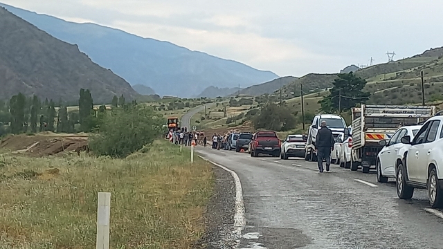 Oltu'da sağanak yağış sele neden oldu