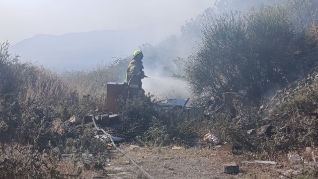 Erdek'te mezarlık girişindeki ot yangını büyümeden söndürüldü