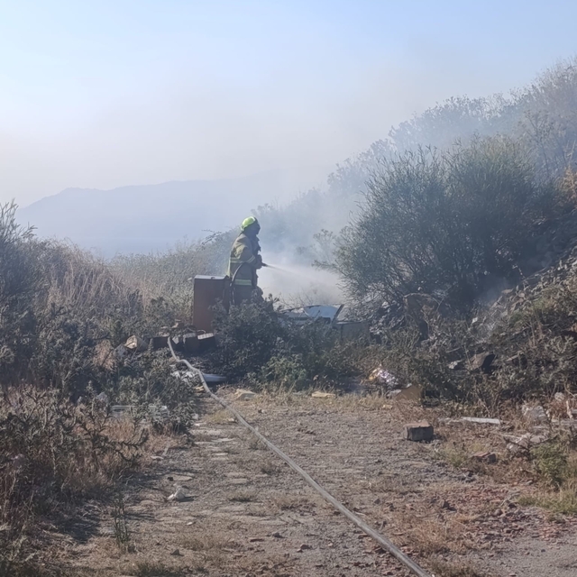 Erdek'te mezarlık girişindeki ot yangını büyümeden söndürüldü