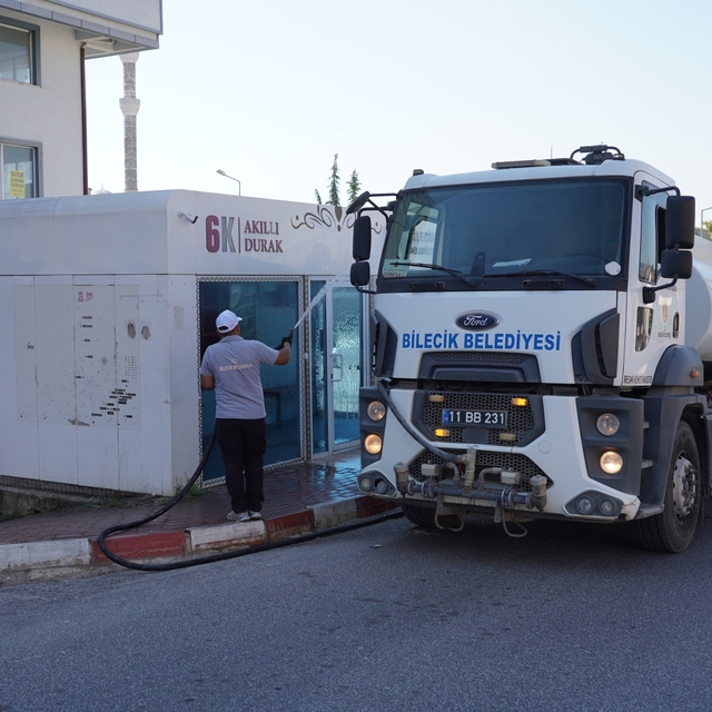 Duraklarda temizlik ve yıkama çalışması yapıldı