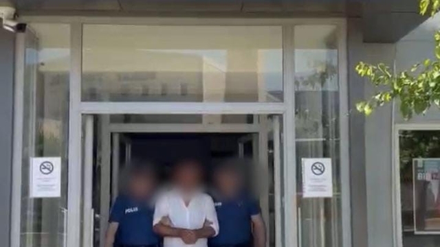 Bursa'da firari operasyonları
Toplamda 22 yıl 7 ay hapis cezası bulunan 3 firari yakalandı