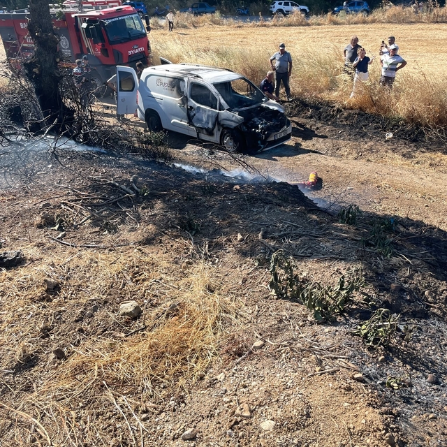 Manyas'ta yanan araçtan otluk alana sıçrayan yangın söndürüldü