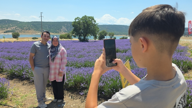 Kütahya'da lavanta bahçesi kapılarını ziyaretçilere açtı
Kültür ve Turizm Bakanlığı Çini Sanatçısı Nida Olçar'ın 4 yıl önce kurduğu lavanta bahçesi hasada hazırlanıyor