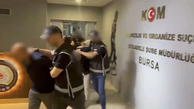 Bursa'da vatandaşın canını bezdirmişlerdi...Şafak operasyonu ile yakalandılar
İznik ilçesinde tefecilere şafak operasyonu: 7 gözaltı, yüz binlerce lira para ve tapular ele geçirildi