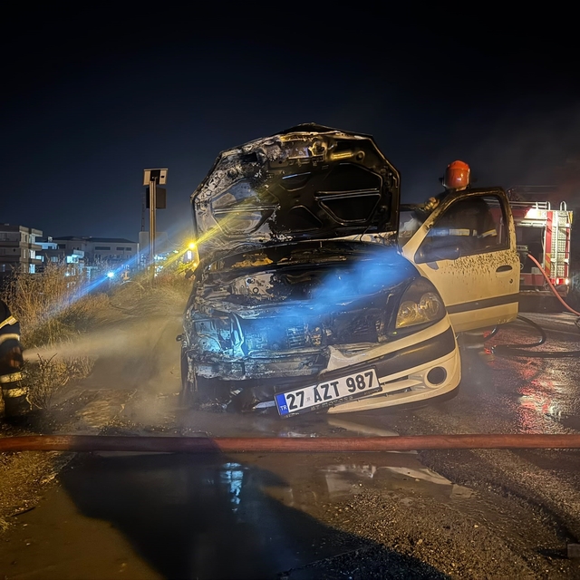 Seyir halindeki otomobil alev aldı