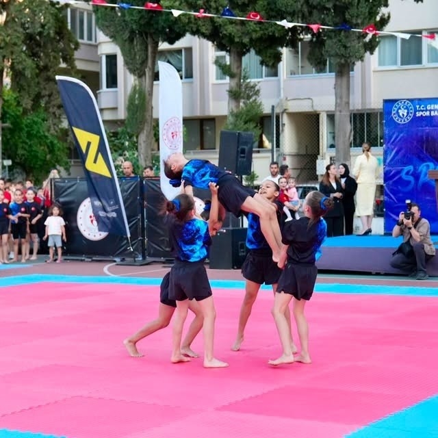 Balıkesir'de gençler yaza hareketli giriyor
Spor Okulları Balıkesir'de coşk...