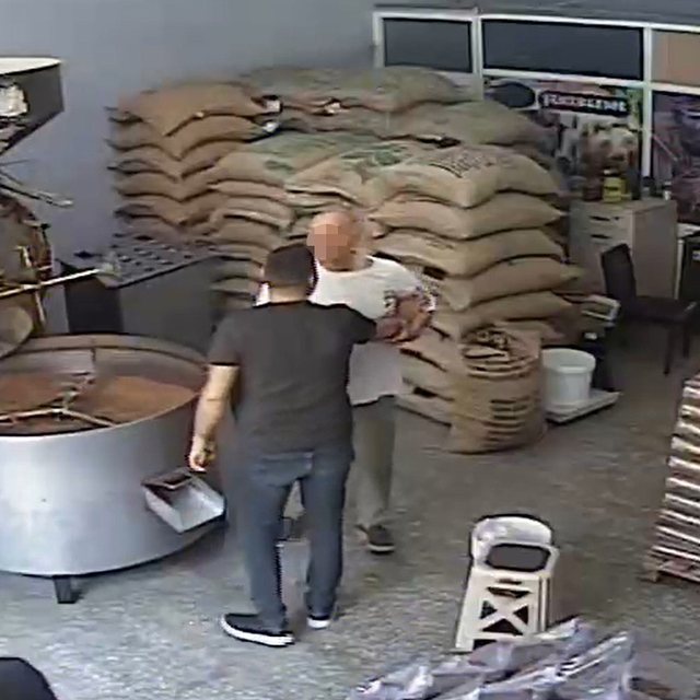Kahve borcu yüzünden toptancıyı iş yerinde darbetti
Toptancı iş yerinde day...