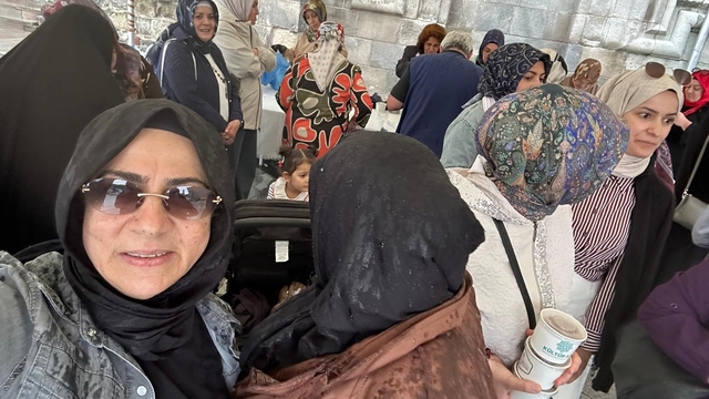 Erzurum Kent Konseyi Kadın Meclisi'nden Çifte Minareli Medrese önünde aşure ikramı