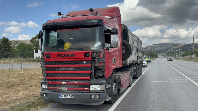 Tırın çarptığı dolmuşun sürücüsü yaralandı
