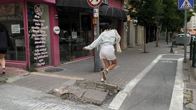 Bu kaldırımdaki hasar yayalar için düşme riski oluşturuyor