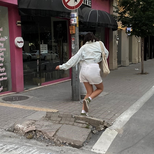 Bu kaldırımdaki hasar yayalar için düşme riski oluşturuyor