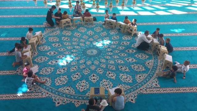 Selendi'de camiler çocuk sesiyle yankılanıyor