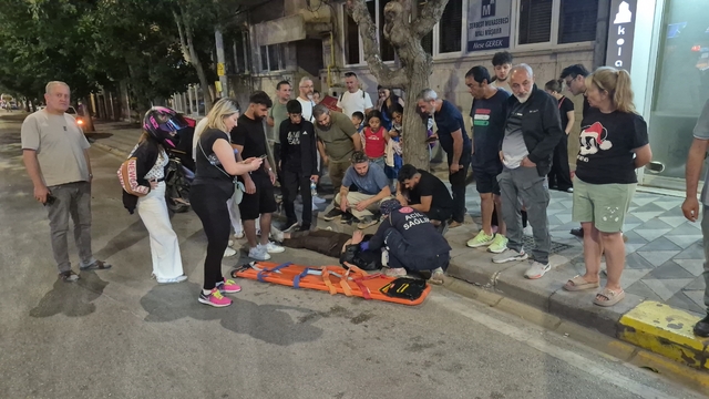 Önünü kaldırdıkları bisikletleri ile seyderen çocuklara çarpmamaya çalışan yaralandı
Eskişehir'de devrilen motosikletten savrulan sürücü yaralandı