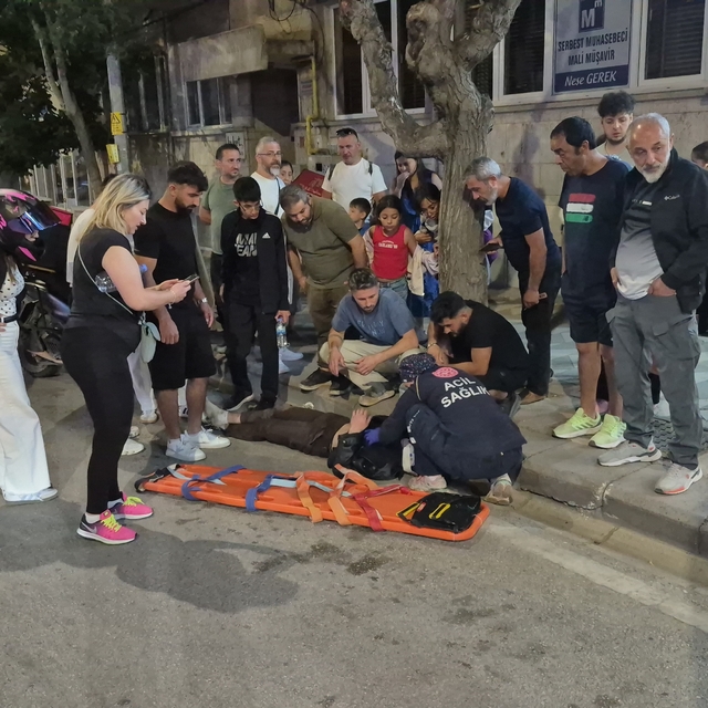 Önünü kaldırdıkları bisikletleri ile seyderen çocuklara çarpmamaya çalışan...