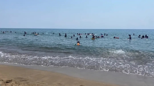 Koruma altındaki çocuklar deniz kampında moral depoladı