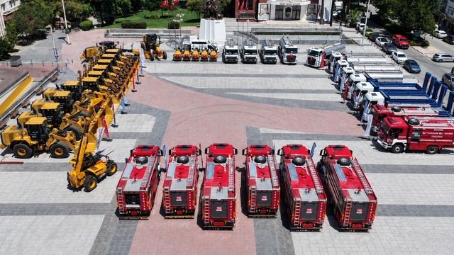 Manisa Büyükşehir filosunu 37 yeni araçla büyüttü
Manisa Büyükşehir Belediyesi'nden afet ve yangınlara karşı 350 milyon liralık dev yatırım