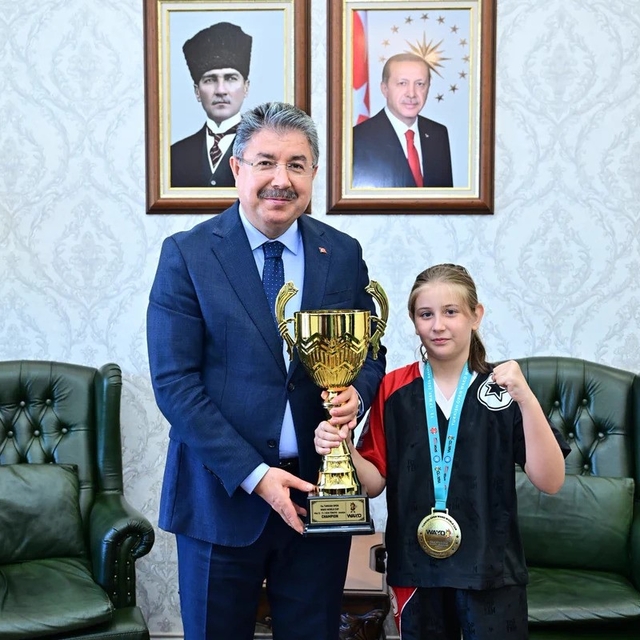 Eskişehir'in gururu Asel Özdalgın, Vali Erdinç Yılmaz'ı ziyaret etti