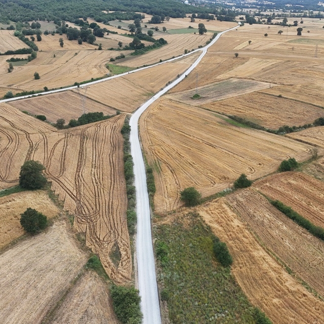 Kırsal mahallenin 40 yıllık asfalt hasreti sona erdi