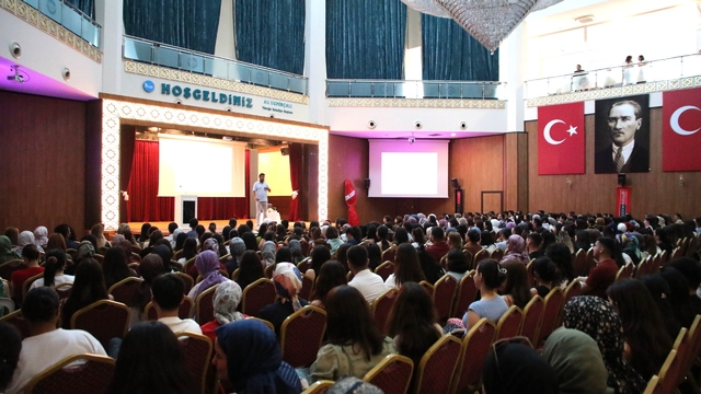 Yüreğir Belediyesi'nden MEB-AGS ve KPSS adaylarına coğrafya semineri