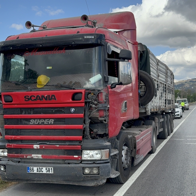 Tırın çarptığı dolmuşun sürücüsü yaralandı