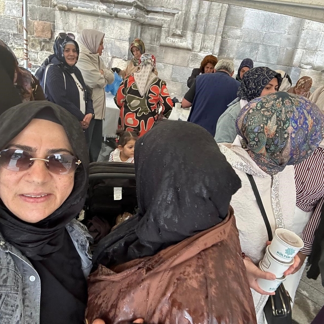 Erzurum Kent Konseyi Kadın Meclisi'nden Çifte Minareli Medrese önünde aşure...
