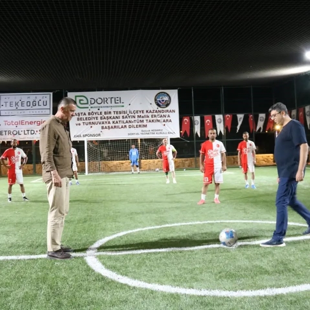 Yenipazar'da Mahmut Öz Halı Saha Turnuvası başladı