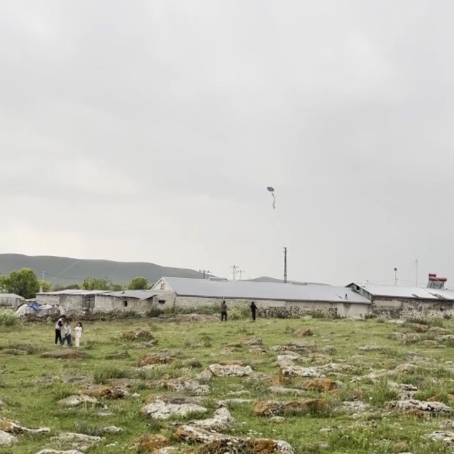 Kars'ta köy çocuklarının uçurtma sevinci
İlk kez gökyüzüyle buluştular
