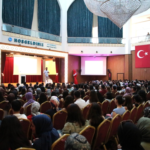 Yüreğir Belediyesi'nden MEB-AGS ve KPSS adaylarına coğrafya semineri