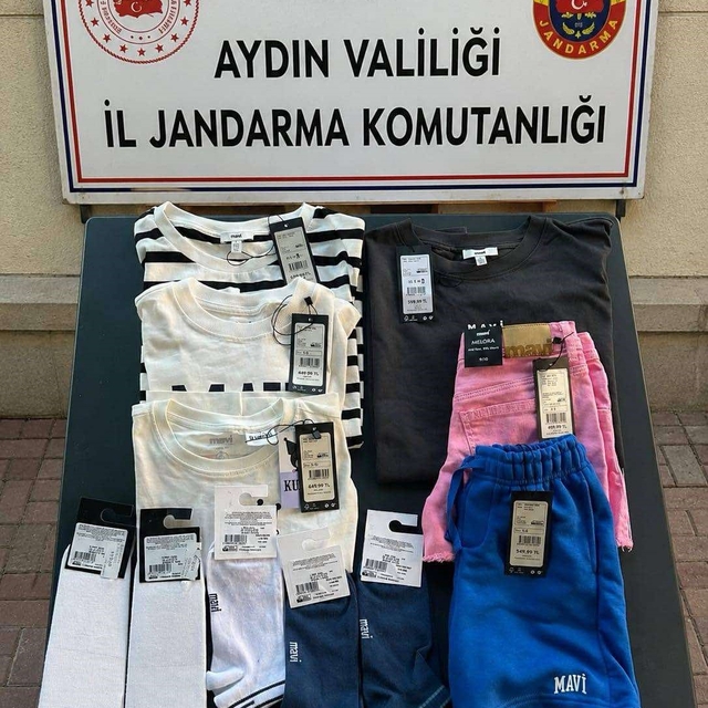 AVM'deki mağazadan kıyafet çalan kadın jandarmaya takıldı