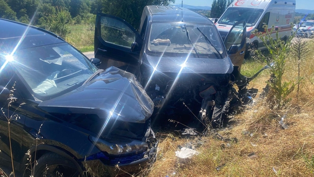 Bilecik'te SUV tipi araç ile panelvanın çarpıştığı kazada 2 kişi yaralandı