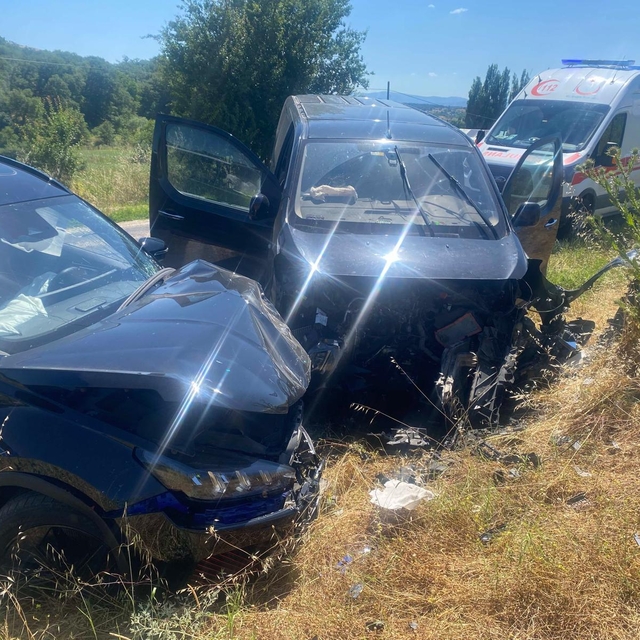 Bilecik'te SUV tipi araç ile panelvanın çarpıştığı kazada 2 kişi yaralandı