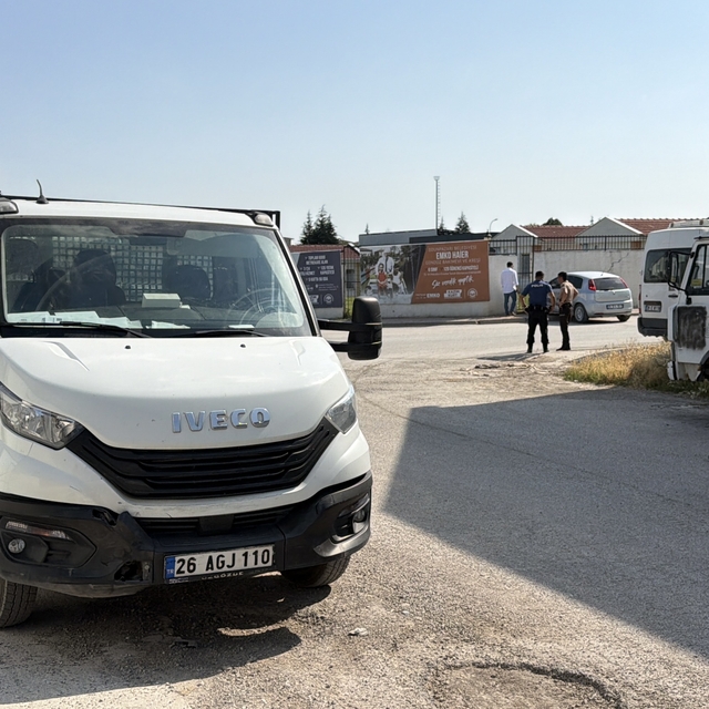 Eskişehir'de kamyonetle otomobilin çarpıştığı kazada 1 kişi yaralandı