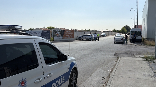 Eskişehir'de iki sokağın kesişiminde otomobil ile kamyonet çarpıştı
Savrulan otomobilin duvara çarptığı kazada 1 kişi yaralandı