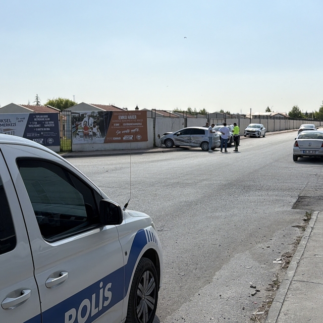 Eskişehir'de iki sokağın kesişiminde otomobil ile kamyonet çarpıştı
Savrula...