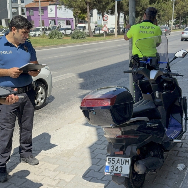 Samsun'da motosiklet devrildi: 2 yaralı