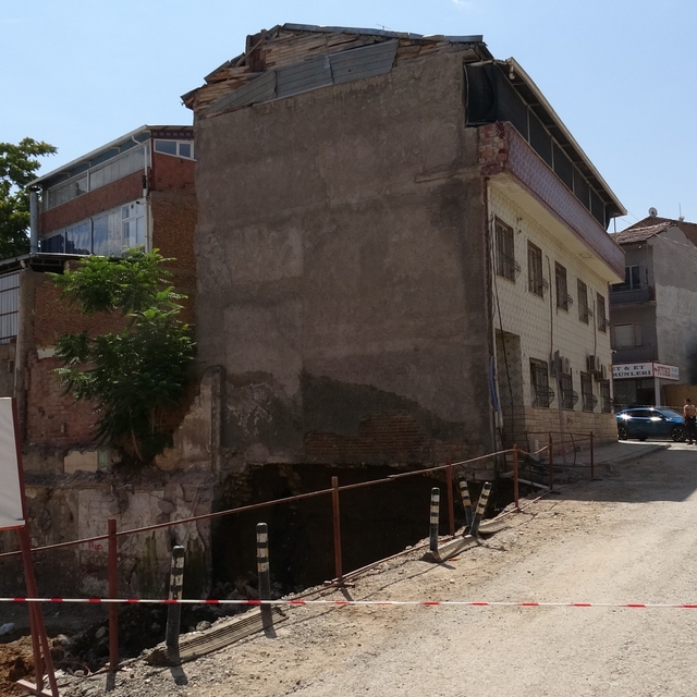 Malatya'da kazı sırasında temelinde göçük meydana gelen apartman boşaltıldı