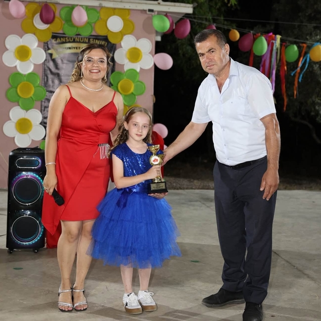 Köyceğiz'de Muhtar Acar'dan başarılı öğrenciye ödül