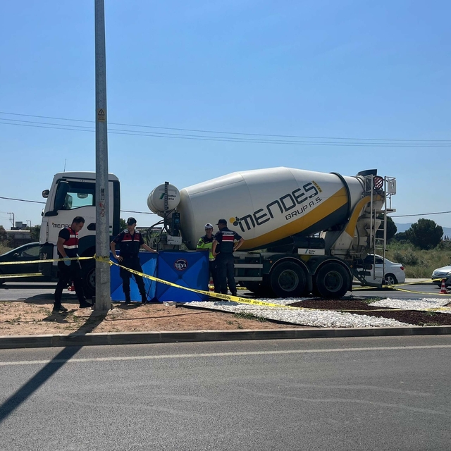 Beton mikserinin çarptığı yaya öldü
