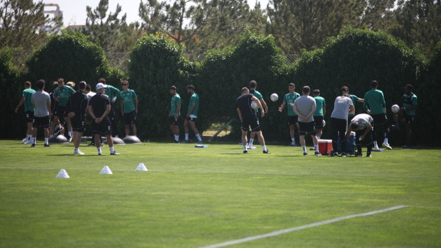 İlhan Palut: "Bugün itibarıyla 5 ana transfer yapmak istiyoruz"
Konyaspor Teknik Direktörü İlhan Palut:
"Sezon hazırlıklarımızı yoğun bir şekilde sürdürüyoruz"