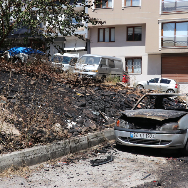 İzmir'de otluk alandan sıçrayan yangın 2 araçta hasar oluşturdu