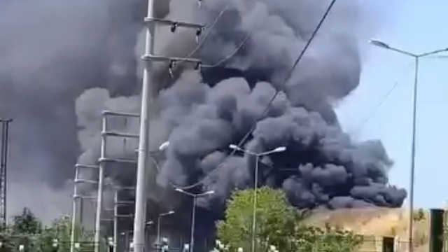 Kocaeli'de iş yerinde çıkan yangına müdahale ediliyor