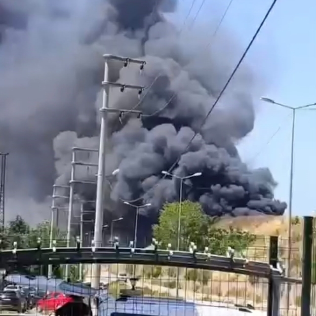 Kocaeli'de iş yerinde çıkan yangına müdahale ediliyor