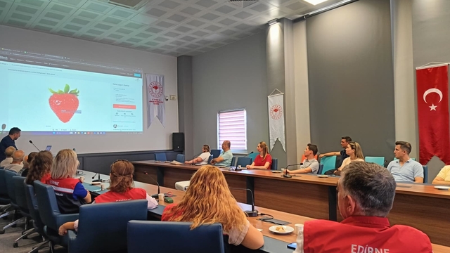 Edirneli sera üreticileri dijital pazara hazırlanıyor
Sera üreticisi tüketiciyle dijital ortamda buluşacak