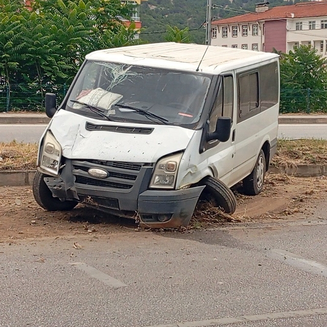 Amasya'da aydınlatma direğine çarpan minibüsteki 4 kişi yaralandı
