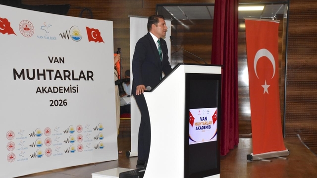 Van'da 'Muhtarlar Akademisi' başladı
Van Vali Yardımcısı ve Tuşba Kaymakamı Musa Göktaş:
"Mahallelerinizde örnek ve en güvenilir kişi olmak gibi bir sorumluluğunuz var"