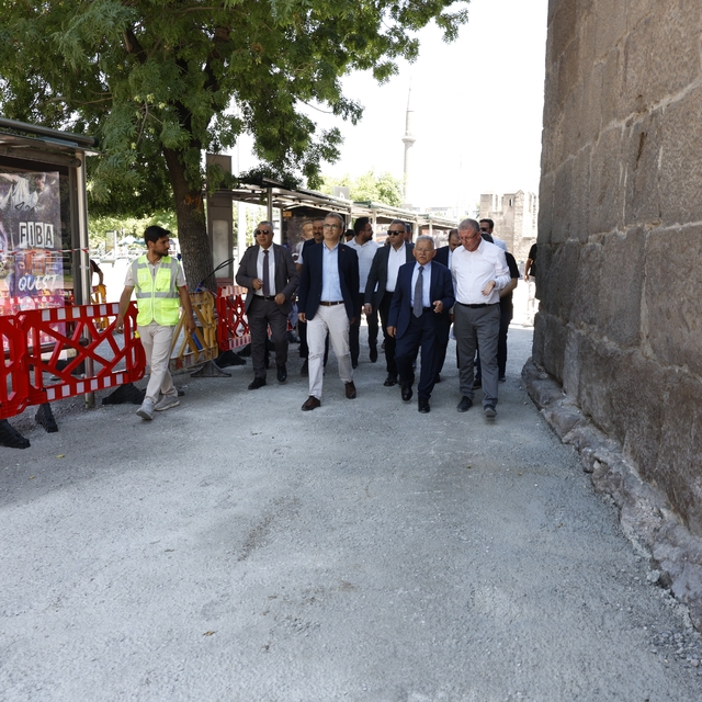 Başkan Büyükkılıç'tan Cumhuriyet Meydanı'ndaki büyük dönüşüme yakın takip