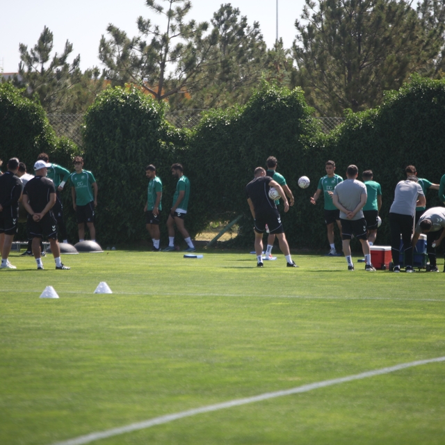 İlhan Palut: "Bugün itibarıyla 5 ana transfer yapmak istiyoruz"
Konyaspor T...