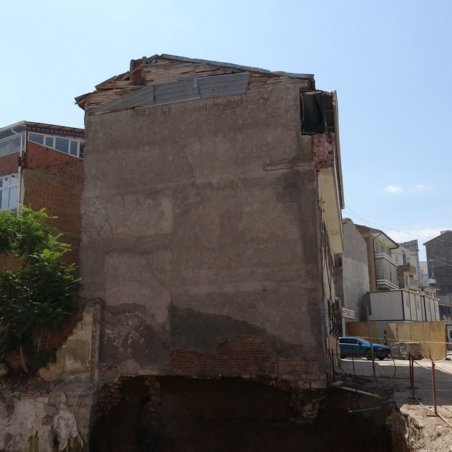 Temelindeki göçük sonrası apartman mühürlendi